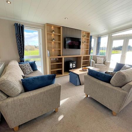 Luxury Lakeside Lodge With Htub Beautiful Views Annan Exterior foto