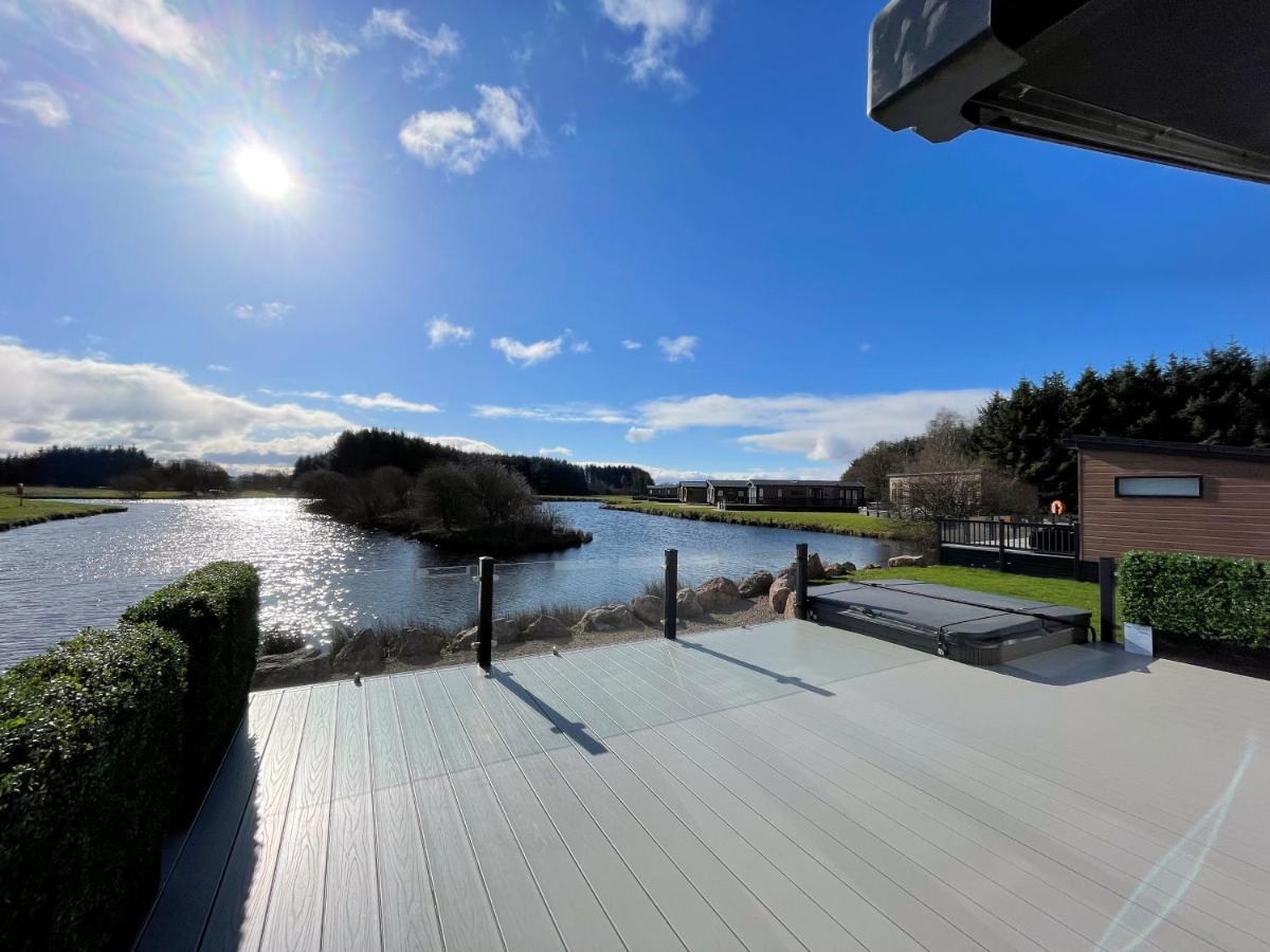 Luxury Lakeside Lodge With Htub Beautiful Views Annan Exterior foto
