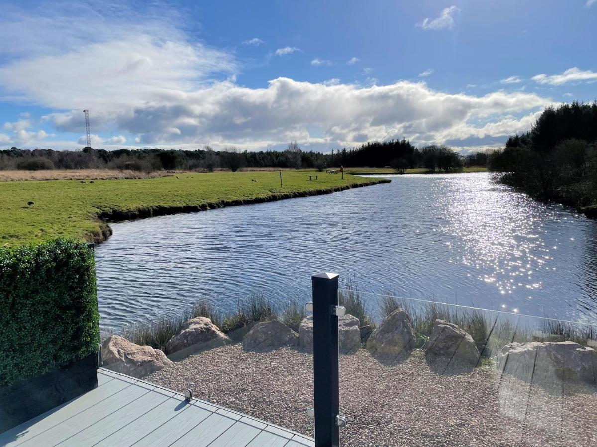 Luxury Lakeside Lodge With Htub Beautiful Views Annan Exterior foto